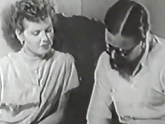 Įsiskverbia savo naujo draugo (1950 m. derliaus) gauruotas berniukas