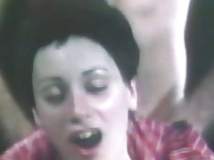 Trumpų plaukų pirmojo spaudimo lėlės