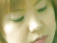 Japonų mokyklos mergaitė gauna savo sultingas rožinis pūlingas lizały tada fucks